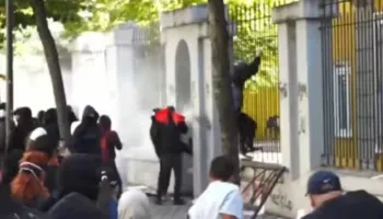 Disa protestues hyjnë brenda perimetrit të Ministrisë së Arsimit, policia hedh gaz lotsjellës