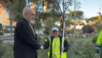 “Disa shkatërrojnë, ne pastrojmë”- Rama takon punonjësit e Bashkisë: Ne vazhdojmë të bëjmë atë që dimë të bëjmë më mirë! (VIDEO)