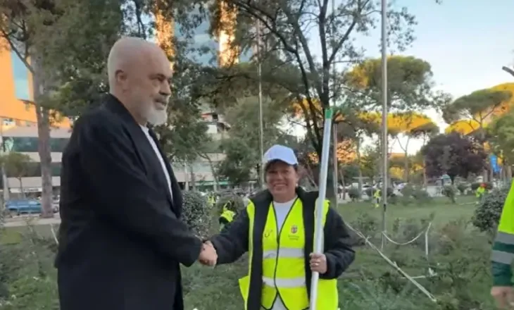 “Disa shkatërrojnë, ne pastrojmë”- Rama takon punonjësit e Bashkisë: Ne vazhdojmë të bëjmë atë që dimë të bëjmë më mirë! (VIDEO)