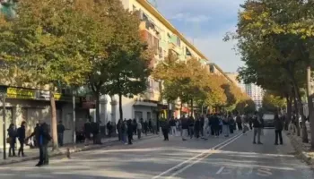 DITA 14-të! Studentë e pedagogë mblidhen përpara Ministrisë së Arsimit