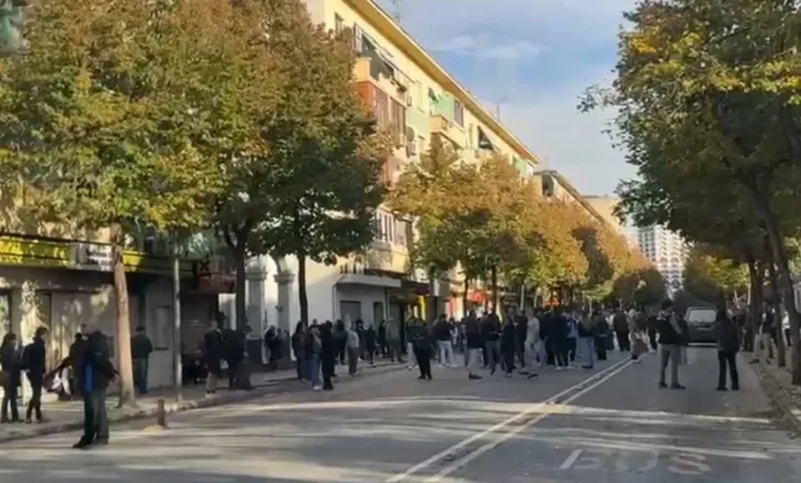 DITA 14-të! Studentë e pedagogë mblidhen përpara Ministrisë së Arsimit