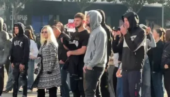 Dita 4 nis nga Lezha- Gjimnazistët bojkotojnë mësimin, thyejnë xhamat e shkollës, tentojnë të futen në bashki