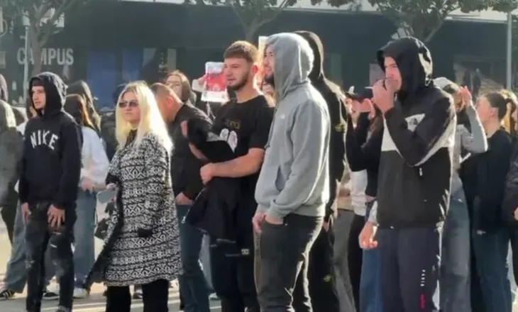 Dita 4 nis nga Lezha- Gjimnazistët bojkotojnë mësimin, thyejnë xhamat e shkollës, tentojnë të futen në bashki