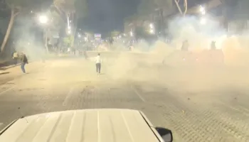 Dita e 13-të e protestës/ Para Kryeministrisë hidhen gurë, policia përdor gaz lotsjellës