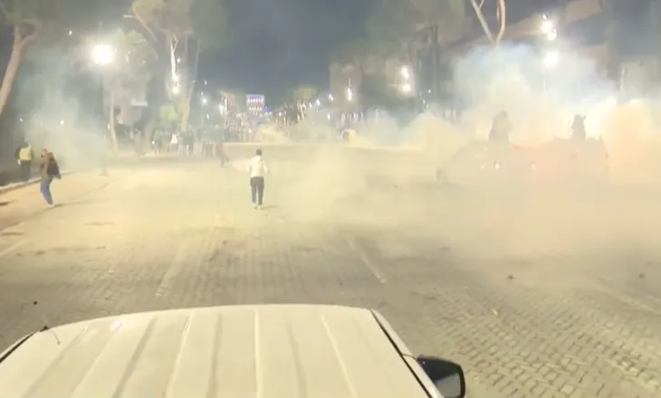 Dita e 13-të e protestës/ Para Kryeministrisë hidhen gurë, policia përdor gaz lotsjellës