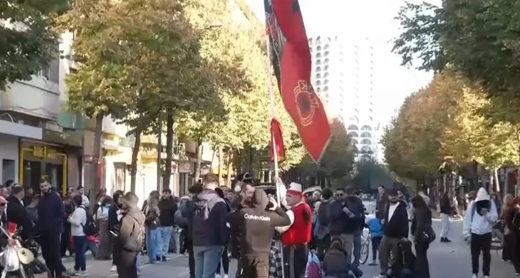 Dita e 16-të e protestës, pas marshimit nëpër Tiranë studentët rikthehen te Ministria e Arsimit!
