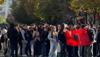 Dita e 16-të e protestës/ Studentët pas marshimit në kryeqytet, rikthehen te Ministria e Arsimit