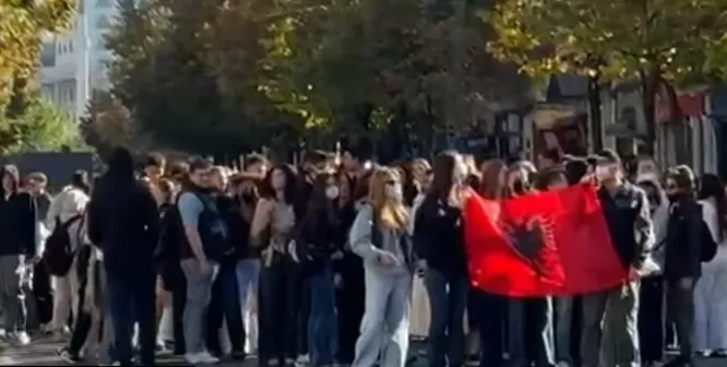 Dita e 16-të e protestës/ Studentët pas marshimit në kryeqytet, rikthehen te Ministria e Arsimit