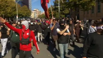 Dita e katërt e protestës, marshim drejt “21 Dhjetorit”, digjen kosha dhe shkulen kangjellat