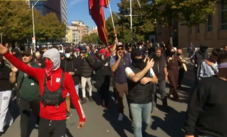 Dita e katërt e protestës, marshim drejt “21 Dhjetorit”, digjen kosha dhe shkulen kangjellat