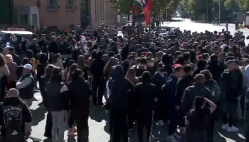 Dita e katërt e protestës në kryeqytet, nis grumbullimi i protestuesve në Sheshin Skënderbej