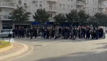 Dita e katërt e revoltës, gjimnazistët e Lezhës bojkotojnë mësimin dhe dalin në protestë në mes të qytetit