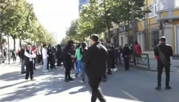 Dita e pestë/ Protestuesit nisin marshimin drejt Ministrisë së Arsimit, policia rreshtohet para godinës, bëhen gati edhe autobotet (FOTO)
