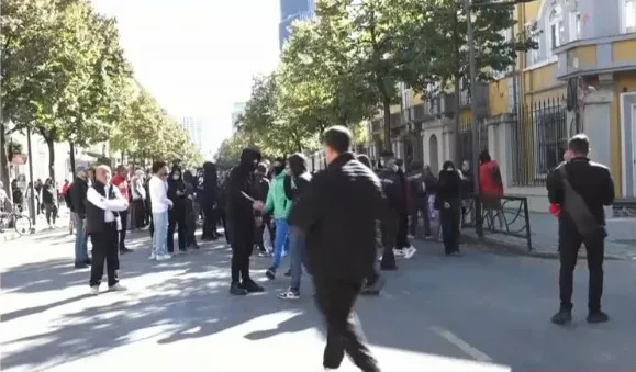 Dita e pestë/ Protestuesit nisin marshimin drejt Ministrisë së Arsimit, policia rreshtohet para godinës, bëhen gati edhe autobotet (FOTO)