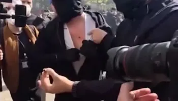 Dita e pestë, protestuesit pretendojnë për goditje me plumba gome, Policia: Janë shpërqendrues!