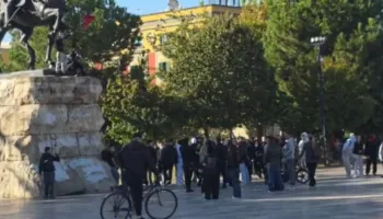 Dita e shtatë e revoltës, protestuesit nisin grumbullimin nga sheshi “Skënderbej”. Policia i shpërndan