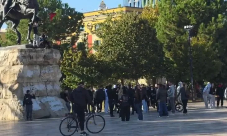 Dita e shtatë e revoltës, protestuesit nisin grumbullimin nga sheshi “Skënderbej”. Policia i shpërndan