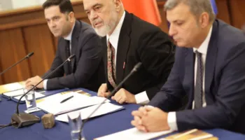 ‘Djem e vajza që ulërasin si në mesjetë’/ Rama takim me drejtuesit e bankave: BSH nuk u sulmua as në ’97
