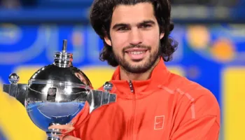 Djokovic triumfon në turneun e Pekinit, spanjolli Alcaraz ngre lart trofeun në Tokio