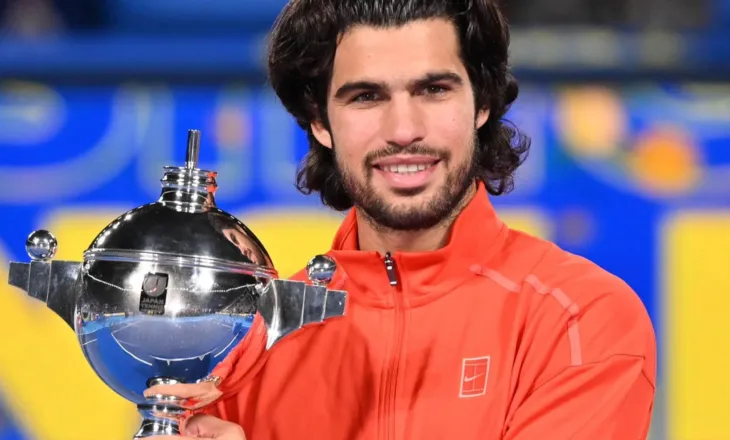 Djokovic triumfon në turneun e Pekinit, spanjolli Alcaraz ngre lart trofeun në Tokio