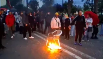 ‘Do ngrohemi se është ftohtë’, studentët djegin karrigen mes bulevardit (VIDEO)
