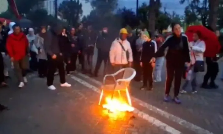 ‘Do ngrohemi se është ftohtë’, studentët djegin karrigen mes bulevardit (VIDEO)