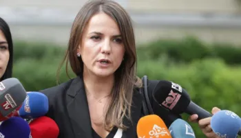 “Do të ulesha e para përballë Ramës”/ Rudina Hajdari thirrje studentëve për dialog