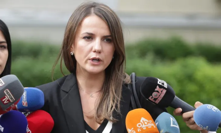 “Do të ulesha e para përballë Ramës”/ Rudina Hajdari thirrje studentëve për dialog