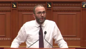 ‘Dolët kundër, tani thoni se do të votoni pro’/ Bardhi – socialistëve: Jeni thjesht 84 diella që ju kurdis Rama