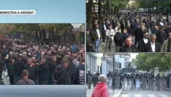 ‘Dorëheqje’, ‘Arrestoni Ramën’/ Studentët dhe PD bashkojnë zërat në protestën para Ministrisë së Arsimit kundër kryeministrit