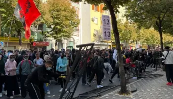 ‘Dorëheqje e Ramës dhe përmirësim i sistemit arsimor’/ DW: Studentët protestues përplasen me policinë