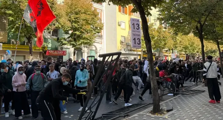 Dorëheqje e Ramës dhe përmirësim i sistemit arsimor’/ DW: Studentët protestues përplasen me policinë