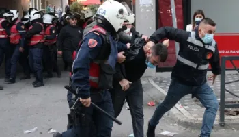 DREJTESIA FURNIZON DHUNEN/ GABIMI FATAL I FLAMINGOVE, SOLLI BERISHEN NE KRYE TE PROTESTAVE