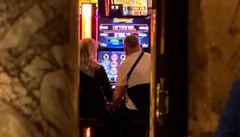 Drejtoresha dhe nëndrejtori luanin bixhoz gjatë ekskursionit, nxënësit i prisnin në korridor! Kërkohet shkarkimi i tyre