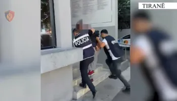 Drogë pranë shkollave në Tiranë, arrestohet 26-vjeçari