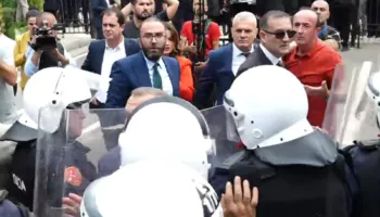 Droni që filmonte tensionon protestën para Kryeministrisë, policia mësyn drejt tubuesve me ujë me presion