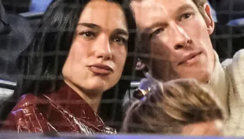 Dua Lipa dhe Callum Turner shijojnë ndeshjen e Yankees në Yankee Stadium