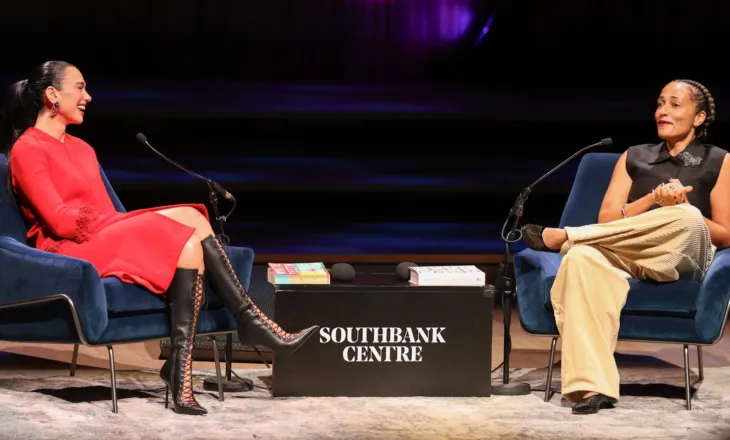 Dua Lipa interviston autoren e “White Teeth”, Zadie Smith, për letërsinë dhe realitetin shoqëror
