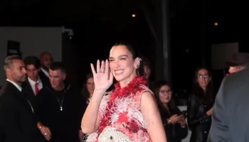 Dua Lipa në qendër të vëmendjes në Paris me stilin e Chanel