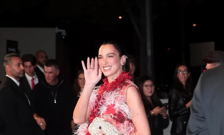 Dua Lipa në qendër të vëmendjes në Paris me stilin e Chanel