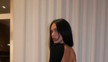 Dua Lipa rikthen elegancën e Gucci-t të vitit 1996 me një fustan vintage