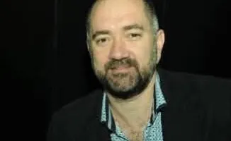Dua Lipa viziton për herë të parë bibliotekën e saj me libra të censuruar brenda librarisë historike në Porto
