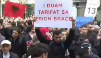 “Duam kushte, duam dije, jo pallavra qeverie”/ Thirrjet dhe pankartat e studentëve përpara Ministrisë së Arsimit