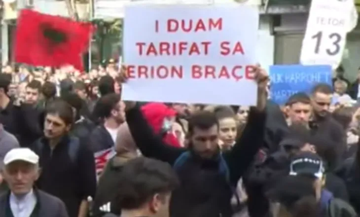 “Duam kushte, duam dije, jo pallavra qeverie”/ Thirrjet dhe pankartat e studentëve përpara Ministrisë së Arsimit
