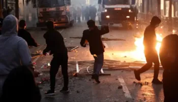 “Duhet me e vra ndonjë polic bro…!”- Balla publikon bisedën e grupeve anonime në WhatsApp: Në grupin e studentëve u dha porosi për të marrë thika!