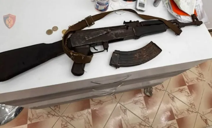 Durrës, kanosi me kallashnikov 69-vjeçarin, arrestohet i riu