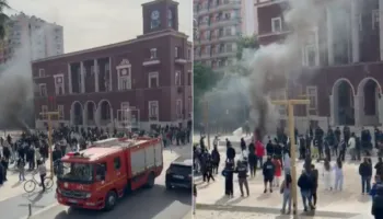 Durrës, shkatërrohen koshat e mbeturinave dhe sinjalistika rrugore