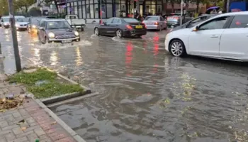 Durrësi nën pushtetin e ujit, përmbyten rrugët dhe vështirësohet qarkullimi i automjeteve