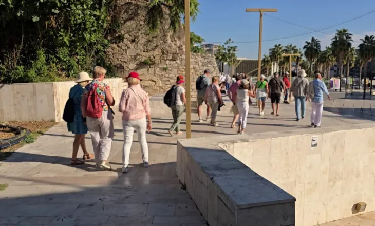 Durrësi tërheq turistë edhe në tetor, të huajt: Qytet dinamik dhe plot jetë