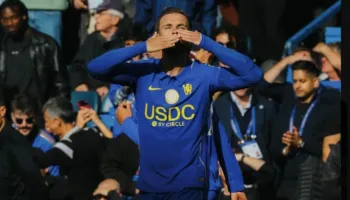 Dy gola për më pak se dy minuta, Henderson “leksion” yjeve të Chelsea-s si shënohen gola spektakolarë (video)